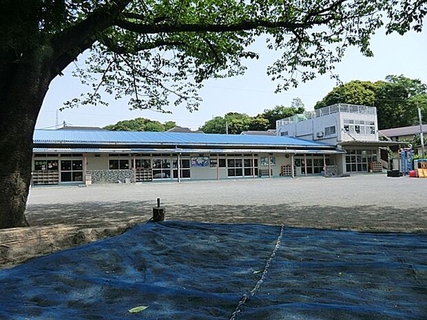 やまゆり幼稚園まで558m、敷地内には見晴らしの良い高台があります。丸太小屋やつり橋、ブランコがあり、第二グランドには大型ジェット滑り台があります