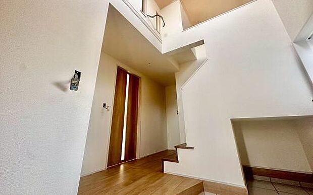 《玄関》■玄関ホールにもゆとりをもった設計ですので第一印象が違います。