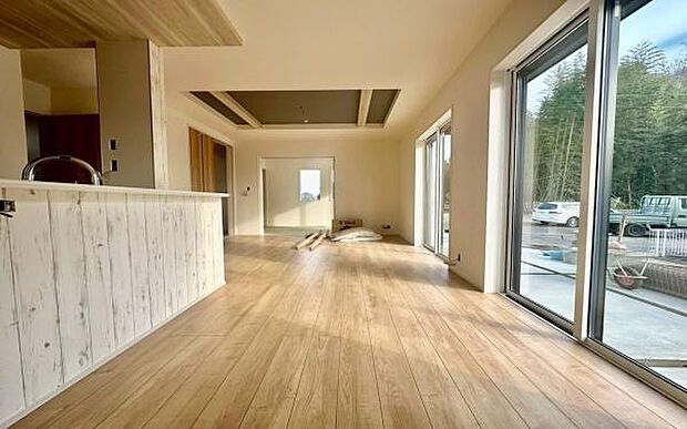 《リビングダイニング》 ■豊かな光が照らすこの場所は、たわいもない会話を楽しみ、ゆったりとした時間を過ごす場所。家族の日常が刻まれる大切な空間です。自然光に溢れるこの空間はリフレッシュにピッタリです。