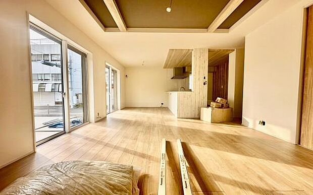 《リビングダイニング》 ■大画面TVも余裕、インテリアプランが考えやすいワイドなリビング。家族が自然に集まる広さ、お子様が思わず走り出す大空間。