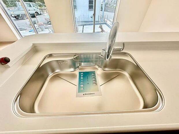 《キッチン》 ■ステンレス製シンク。幅と奥行きがありますので、食器洗時のストレスも減りそうです。