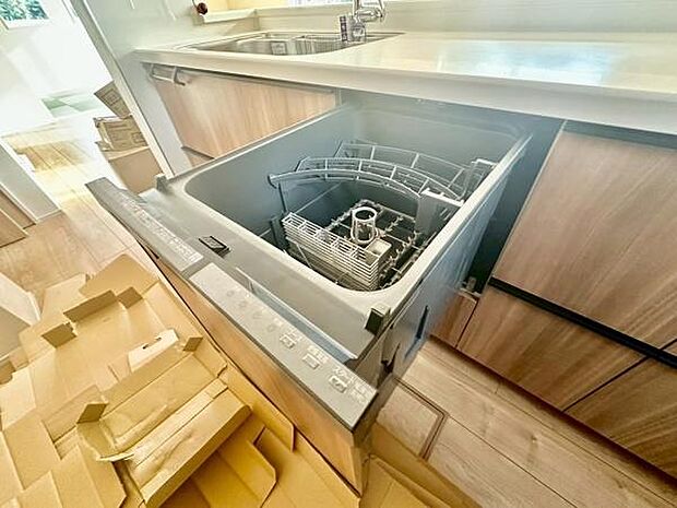 《食器洗い乾燥機》■食事後もゆっくり過ごせる食器洗い乾燥機を設置。手洗いよりもキレイに洗え、節水にもなる主婦の味方です