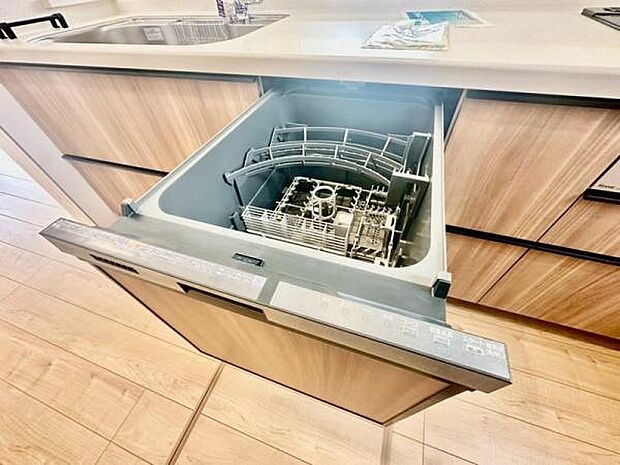 《食器洗い乾燥機》■食事後もゆっくり過ごせる食器洗い乾燥機を設置。手洗いよりもキレイに洗え、節水にもなる主婦の味方です