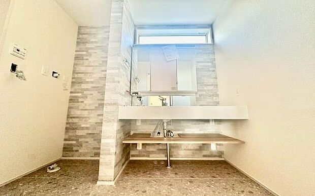 《洗面化粧台》■洗練されたデザインのおしゃれな洗面化粧台。広々とした空間が、贅沢なひとときを演出します。快適さと美しさを兼ね備えた洗面所