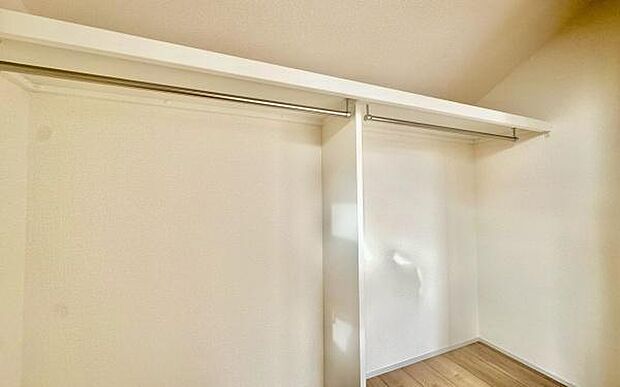 《収納》 ■室内をいつもすっきり保てる、収納力のあるクローゼット。ハンガーパイプと棚板で衣類の整理整頓がしやすく、日々の暮らしをスマートにサポートします。