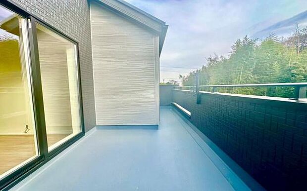 《バルコニー》 ■陽当りも良く、長時間日が当たるので、洗濯物も良く乾きそうです。目の前には気持ちの良い青空が、夜には綺麗な星空が広がります。