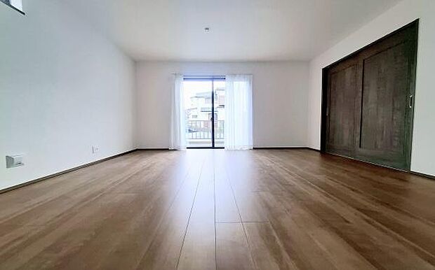 《リビングダイニング》 ■豊かな光が照らすこの場所は、たわいもない会話を楽しみ、ゆったりとした時間を過ごす場所。家族の日常が刻まれる大切な空間です。自然光に溢れるこの空間はリフレッシュにピッタリです。