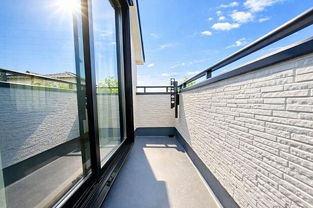 《バルコニー》 ■さわやかな風が通り暖かい光がふりそそぐバルコニー