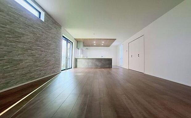 《リビングダイニング》 ■家族が自然と集まって、思い思いにくつろぎ、遊び、語らう、やすらぎの空間。