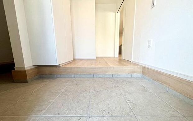 《玄関》■玄関ホールにもゆとりをもった設計ですので第一印象が違います。