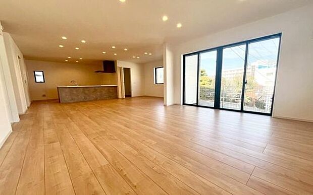 《リビングダイニング》 ■上質な時間を育む暮らしのメインステージ。寛ぎとご家族とのコミュニケーションを育む居心地のよい場所。