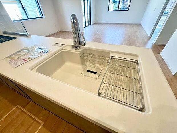 《キッチン》 ■人工大理石製シンク。幅と奥行きがありますので、食器洗時のストレスも減りそうです。