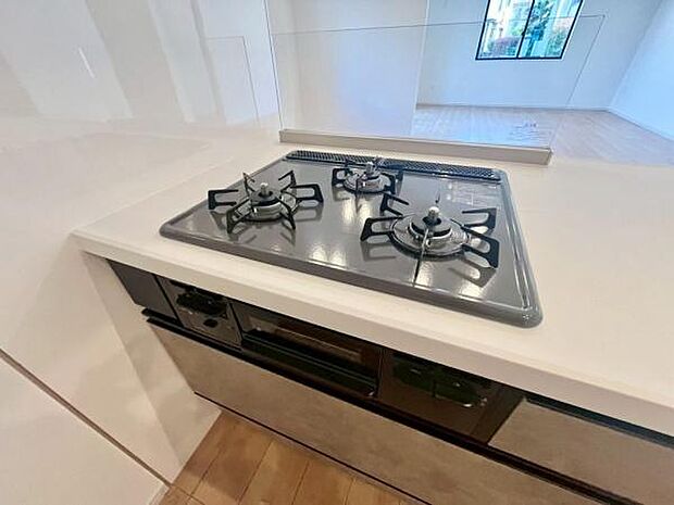 《三口ガスコンロ》 ■毎日料理をする方、家族の分まで作られる方には必須の三口ガスコンロ。同時進行が可能で効率よく、楽しく料理ができます