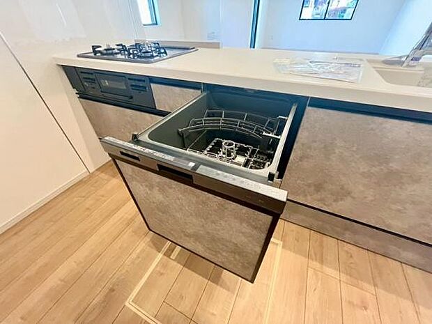 《食器洗い乾燥機》■食事後もゆっくり過ごせる食器洗い乾燥機を設置。手洗いよりもキレイに洗え、家事効率アップで家族時間が増やせます。