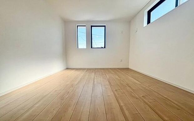 《子供部屋》 ■机とべットを入れても十分な広さ、お子様の勉強部屋に。グングンと成績UPの予感が。