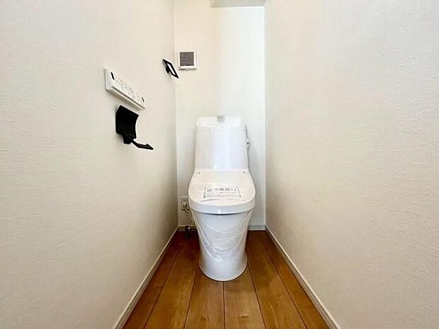 《トイレ》 ■快適な使用感が人気の温水洗浄脱臭暖房機能を搭載。しかも汚れがつきにくく落ちやすい、洗浄力に優れた洗浄機能付トイレ。