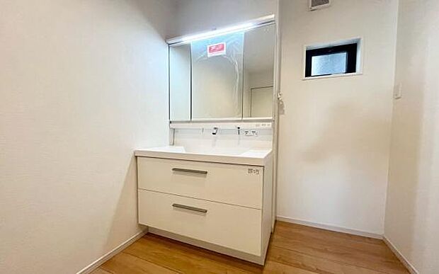 《洗面化粧台》■洗練されたデザインのおしゃれな洗面化粧台。広々とした空間が、贅沢なひとときを演出します。快適さと美しさを兼ね備えた洗面所