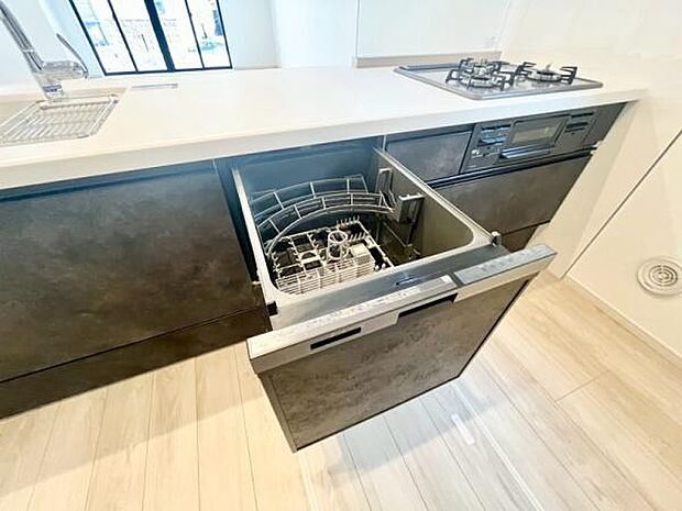 《食器洗い乾燥機》■食事後もゆっくり過ごせる食器洗い乾燥機を設置。手洗いよりもキレイに洗え、家事効率アップで家族時間が増やせます。