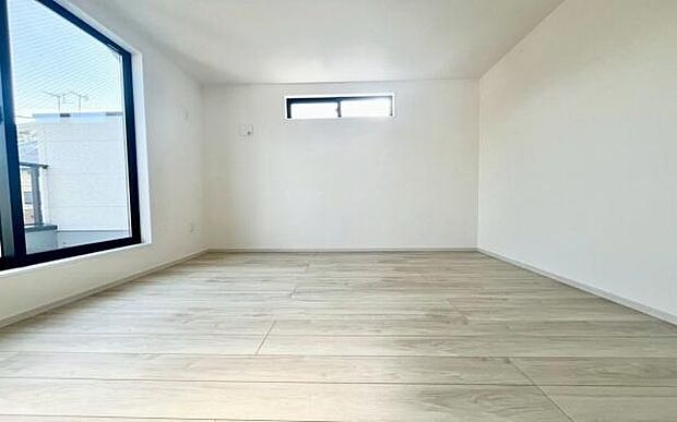 《寝室》 ■朝から日差しいっぱい、早起きしたくなる洋室。ベッドを置いてもゆとりを感じられる。窓からの朝日が心地よい目覚めへと誘います。ゆとりある広さを確保し、心地よいプライベートタイムを演出します。