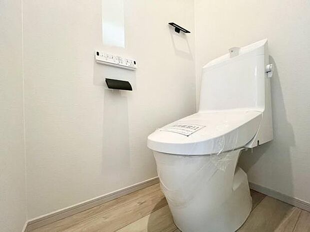 《トイレ》 ■快適な使用感が人気の温水洗浄脱臭暖房機能を搭載。しかも汚れがつきにくく落ちやすい、洗浄力に優れた洗浄機能付トイレ。