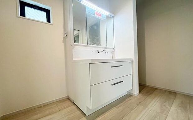 《洗面化粧台》■洗練されたデザインのおしゃれな洗面化粧台。広々とした空間が、贅沢なひとときを演出します。快適さと美しさを兼ね備えた洗面所