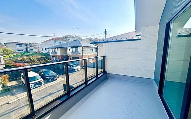 《バルコニー》 ■陽当りも良く、長時間日が当たるので、洗濯物も良く乾きそうです。目の前には気持ちの良い青空が、夜には綺麗な星空が広がります。