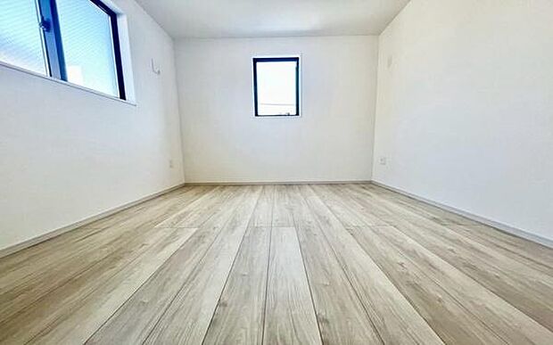 《洋室》 ■型にはまらない多才なプライベートルーム。くつろぎの場としてだけでなく、趣味や仕事のパーソナルスペースとしても活躍するゆったりした洋室。落ち着きがあり個の時間をたっぷり楽しめる快適空間です。