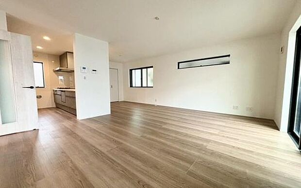 《リビングダイニング》 ■開放的で広いリビング。のびのびとくつろげるリビングは、家族のコミュニケーションの場として、みんなが集まる憩いの場所に。