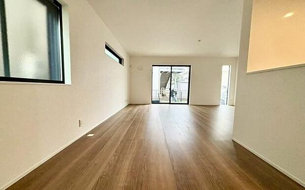 《リビングダイニング》 ■家族が自然と集まって、思い思いにくつろぎ、遊び、語らう、やすらぎの空間。