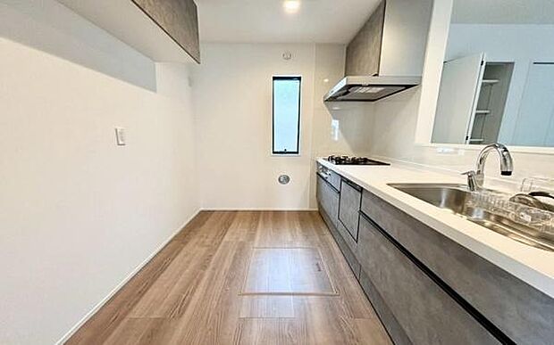 《システムキッチン》 ■家族が集う楽しく親子の会話も弾むキッチン。明るく清潔で使い勝手のいいキッチンには、いつも家族の笑顔があふれています。