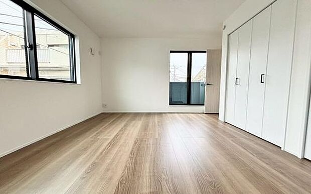 《寝室》 ■朝から日差しいっぱい、早起きしたくなる洋室。ベッドを置いてもゆとりを感じられる。窓からの朝日が心地よい目覚めへと誘います。ゆとりある広さを確保し、心地よいプライベートタイムを演出します。