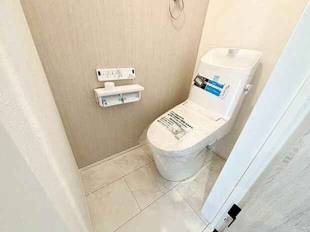 《トイレ》 ■快適な使用感が人気の温水洗浄脱臭暖房機能を搭載。しかも汚れがつきにくく落ちやすい、洗浄力に優れた洗浄機能付トイレ。