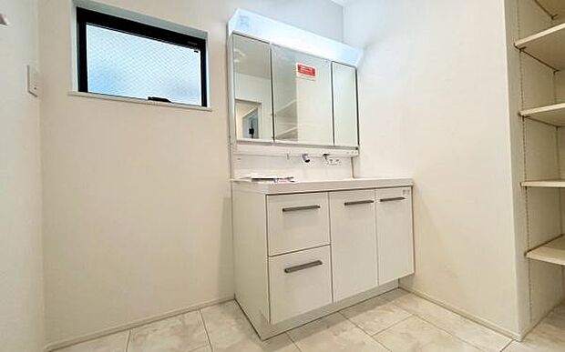 《洗面化粧台》■洗練されたデザインのおしゃれな洗面化粧台。広々とした空間が、贅沢なひとときを演出します。快適さと美しさを兼ね備えた洗面所