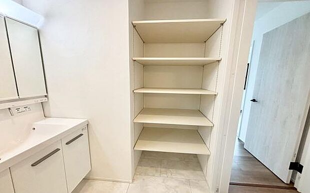 《リネン庫》 ■パウダールームにあると嬉しいリネン庫、タオルや洗剤など収納び便利です