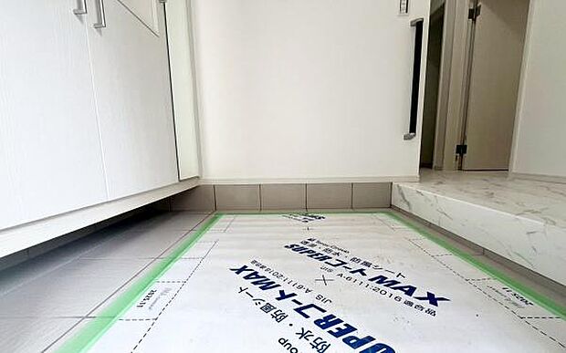 《玄関》■玄関ホールにもゆとりをもった設計ですので第一印象が違います。玄関は家の顔ですので、開放感は大事ですね。