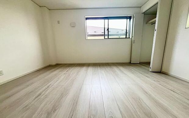 《洋室》　■机とべットを入れても十分な広さ。お子様の勉強部屋に。