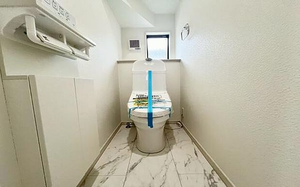 《トイレ》　■快適な使用感が人気の温水洗浄脱臭暖房機能を搭載。しかも汚れがつきにくく落ちやすい、洗浄力に優れた洗浄機能付トイレ。