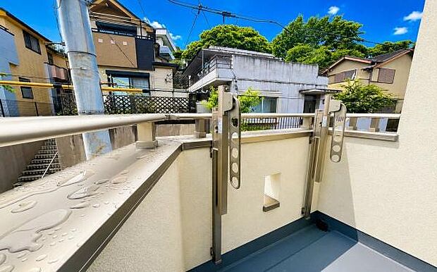 《バルコニー》　■「青い空」と「白い雲」、「気分が晴れる場所」がここにあります。