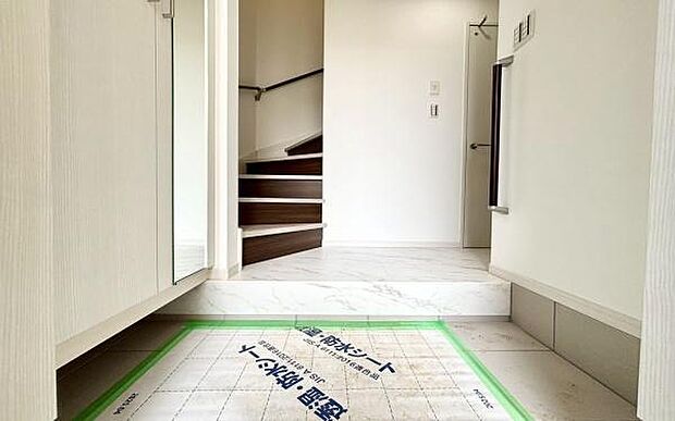 《玄関》　■シューズボックス付きで玄関もスッキリ。