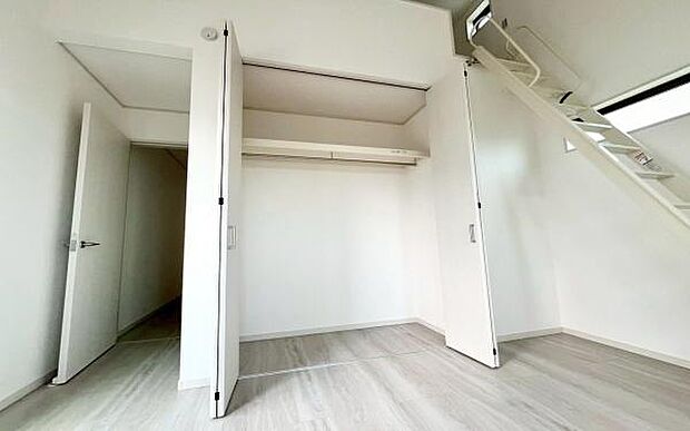 《収納》 ■室内をいつもすっきり保てる、収納力のあるクローゼット。ハンガーパイプと棚板で衣類の整理整頓がしやすく、日々の暮らしをスマートにサポート。