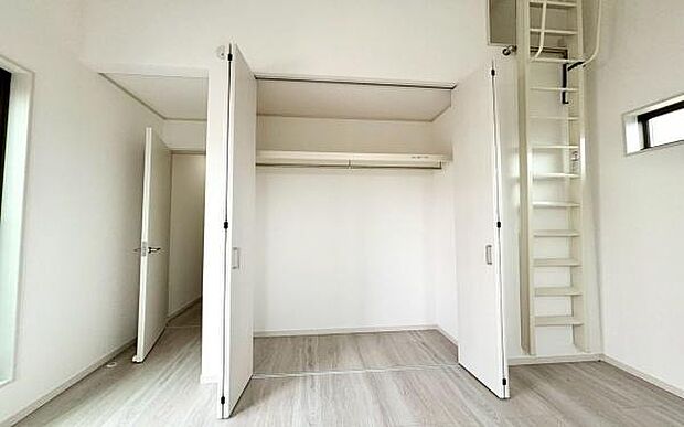 《収納》　■室内をいつもすっきり保てる、収納力のあるクローゼット。ハンガーパイプと棚板で衣類の整理整頓がしやすく、日々の暮らしをスマートにサポート。