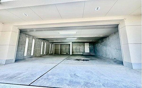 《駐車場》　■駐車場3台可能。前面道路が広く、間口もゆったり。