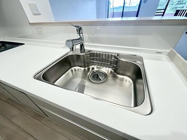 《キッチン》　■ステンレス製シンク。幅と奥行きがありますので、食器洗時のストレスも減りそうです。