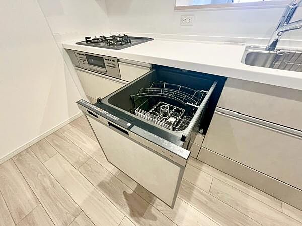 《食器洗い乾燥機》■食事後もゆっくり過ごせる食器洗い乾燥機を設置。手洗いよりもキレイに洗え、節水にもなります。