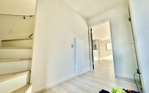 《玄関》 ■玄関を開けると、エントランスホールがお出迎え。上がりがまちやシューズボックスがゆったりと構え、心地よさに包まれます。