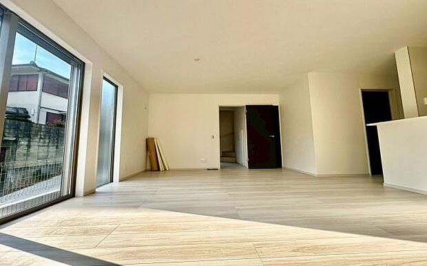 《リビングダイニング》 ■豊かな光が照らすこの場所は、たわいもない会話を楽しみ、ゆったりとした時間を過ごす場所。家族の日常が刻まれる大切な空間です。自然光に溢れるこの空間はリフレッシュにピッタリです。