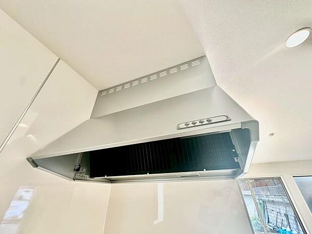 《システムキッチン・レンジフード》 ■機能美際立つスリムなレンジフード。清潔感あるシルバーで、キッチンをモダンに演出します。