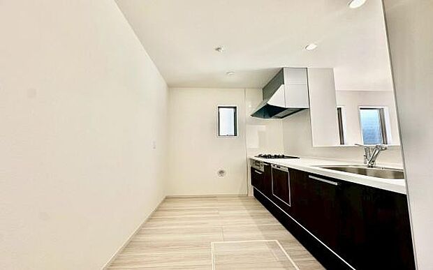 《システムキッチン》 ■家族が集う楽しく親子の会話も弾むキッチン。明るく清潔で使い勝手のいいキッチンには、いつも家族の笑顔があふれています。