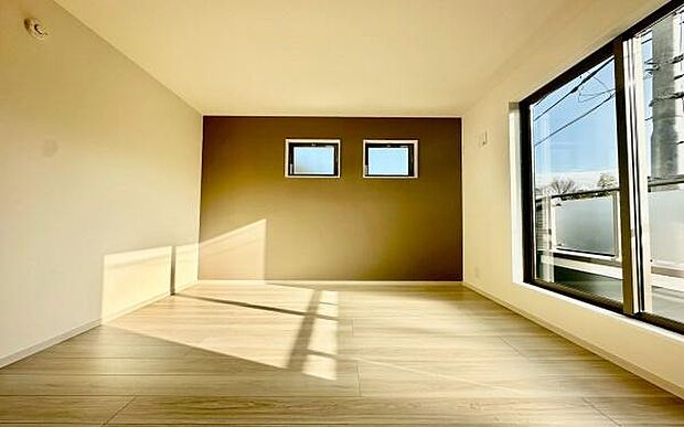 《寝室》 ■朝から日差しいっぱい、早起きしたくなる洋室。ベッドを置いてもゆとりを感じられる。窓からの朝日が心地よい目覚めへと誘います。ゆとりある広さを確保し、心地よいプライベートタイムを演出します。