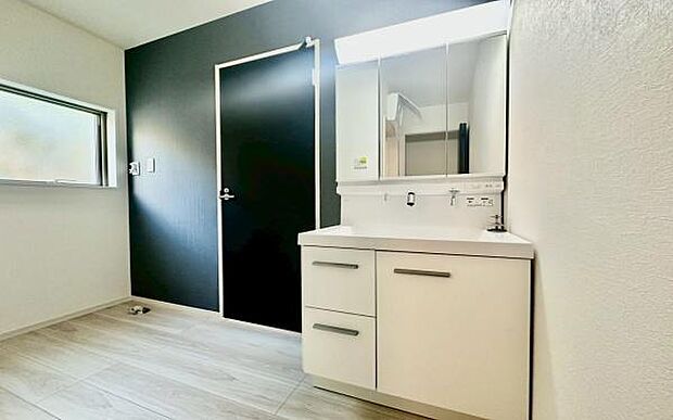 《洗面化粧台》 ■使いやすいシャープなデザインの洗面化粧台。